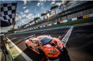 La se?al de final de carrera se dar¨¢ en la L¨ªnea tan pronto como el primer veh¨ªculo la cruce despu¨¦s de que haya transcurrido el tiempo programado.