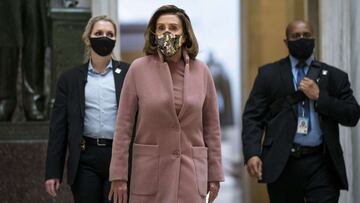 WASHINGTON, DC - 21 DE ENERO: Acompa&ntilde;ada por su destacamento de seguridad, la presidenta de la C&aacute;mara de Representantes, Nancy Pelosi (D-CA), sale de su oficina y camina hacia la C&aacute;mara de la C&aacute;mara en el Capitolio de los Estados Unidos el 21 de enero de 2021 en Washington, DC.