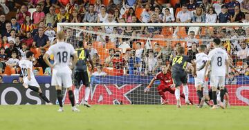 Wojciech Szcz?sny detuvo un penalti lanzado por Dani Parejo.