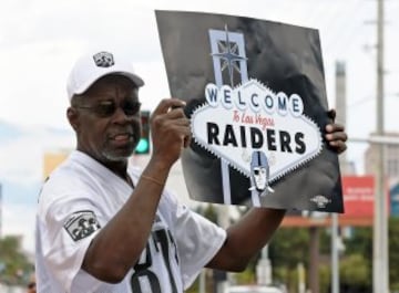 Fans de los Raiders festejan el pase del equipo a Las Vegas.