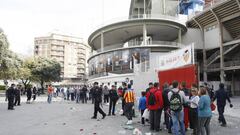 28/04/14 TAQUILLAS ENTRADAS COLAS EN MESTALLA - VALENCIA CF PARA CONSEGUIR LAS ENTRADAS CONTRA EL SEVILLA EN SEMIFINALES DE EUROPA  LEAGUE