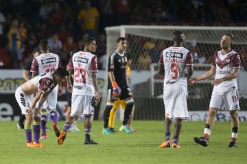 Lo único que mantiene con vida a Veracruz es que Atlas sigue perdiendo, pero todo parece indicar que ‘El Tibu’ terminará como el último lugar de la tabla de cocientes este año. El equipo del puerto perdió ahora ante Tigres y sigue a 9 puntos de distancia de los rojinegros. A los jarochos sólo le quedan 7 partidos para sumar 10 unidades más que los tapatíos o quedar últimos del cociente. Una misión que luce muy complicada para los pupilos de Guillermo Vázquez.