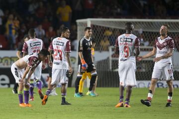 Lo único que mantiene con vida a Veracruz es que Atlas sigue perdiendo, pero todo parece indicar que ‘El Tibu’ terminará como el último lugar de la tabla de cocientes este año. El equipo del puerto perdió ahora ante Tigres y sigue a 9 puntos de distancia de los rojinegros. A los jarochos sólo le quedan 7 partidos para sumar 10 unidades más que los tapatíos o quedar últimos del cociente. Una misión que luce muy complicada para los pupilos de Guillermo Vázquez. 