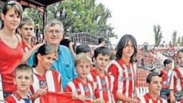<b>INOLVIDABLE. </b>Mita (en el centro con gafas) se llevó a varios chavales de la Escuela de Fútbol de la peña rojiblanca que preside en Belgrado al partido del Atlético en Novi Sad.