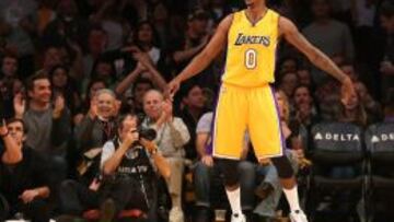 Nick Young celebra una acci&oacute;n.