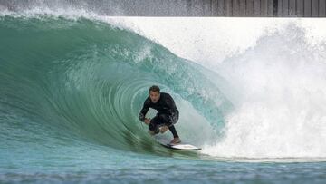 Mitch Crews surfea un tubo en Urbn Surf. El surfista australiano es uno de los privilegiados que ha podido probar la tecnolog&iacute;a Wavegarden Cove antes de que la piscina de ola artificiales abra al p&uacute;blico en enero del 2020.