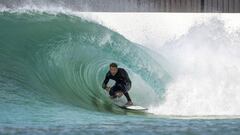 Mitch Crews surfea un tubo en Urbn Surf. El surfista australiano es uno de los privilegiados que ha podido probar la tecnolog&iacute;a Wavegarden Cove antes de que la piscina de ola artificiales abra al p&uacute;blico en enero del 2020.
