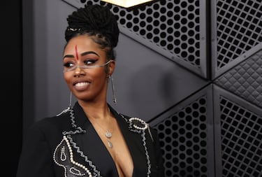 Sia Arnuri posa en la alfombra roja.