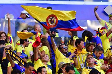 En el estadio Samara Arena, los aficionados colombianos celebran el gol de Yerry Mina.