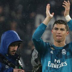 La afición de Juve aplaude de pie la chilena y el crack lo agradece