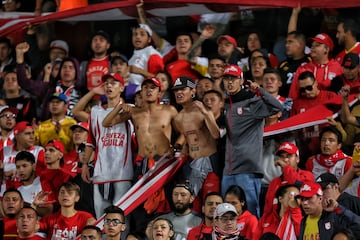 Hincha de Santa Fe, siempre presentes en el estadio El Campín apoyando al cuadro león. (Camila Díaz - Colprensa)