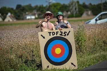 Espectadores se alinean a lo largo del recorrido de la carrera con un objetivo de cartón improvisado para atrapar bidones durante la quinta etapa de la 112.ª edición del Tour de Francia, una contrarreloj individual de 33 km con inicio y fin en Caen.
