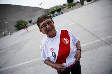 Maria Angelica Ramos a sus 92 años de edad, sigue entrenando a jovenes y niños en el distrito de Los Olivos en Lima, con la misma ilusión desde hace más de 40 años.