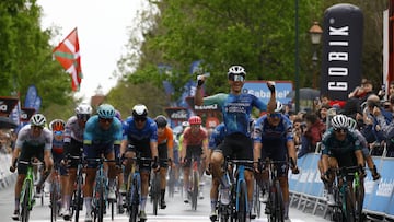 Paul Lapeira celebra su victoria en la 2ª etapa de la Itzulia 2024.