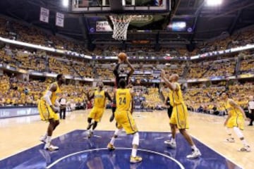Toda la defensa de Indiana rodea a LeBron.