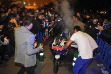 Jorge Lorenzo ha sufrido quemaduras en una pierna a su llegada al aeropuerto de Palma de Mallorca, cuando la moto en la que iba a encabezar la comitiva de su recibimiento en la isla empezó a echar humo.  