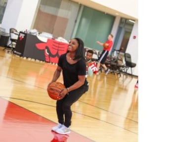 Simone Biles en la cancha de entrenamiento de los Chicago Bulls.