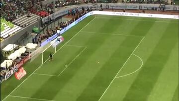 Cada el arquero rival despeja de mete, el audio local del Estadio Azteca hace sonar un grito para aminorar el estruendo de la afición.