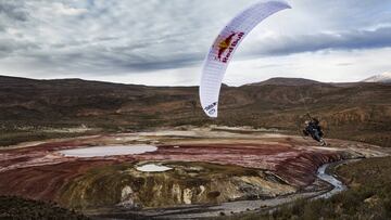 Campeón Mundial de parapente acrobático se prepara en Laguna Roja