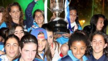 Las jugadoras del equipo onubense con la Copa de la Reina conquistada el domingo.