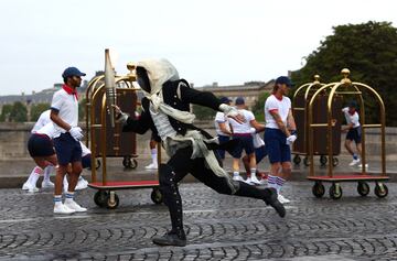 El portador de la antorcha pasa corriendo por el Pont Neuf durante la ceremonia de apertura de los Juegos Ol¨ªmpicos de Par¨ªs 2024.