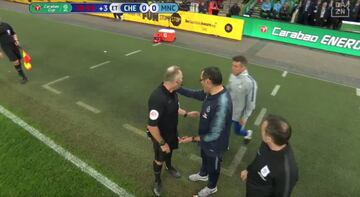 En el 迆ltimo minuto de la segunda parte de la pr車rroga de la Carabao Cup, Kepa Arrizabalaga, portero del Chelsea, se neg車 a abandonar el campo sustituido. El italiano Sarri hab赤a mandado a Willy Caballero saltar al campo por el portero espa?ol, pero Kepa se neg車 a ser cambiado. Incluso, el 芍rbitro habl車 con Kepa para que abandonara el c谷sped pero el espa?ol se neg車 en rotundo. El t谷cnico italiano hab赤a tomado la decisi車n de sacar al guardameta argentino por Kepa, despu谷s de que el exportero del Athletic se quejar芍 de problemas f赤sicos. El enfado de Sarri fue may迆sculo y amag車 con marcharse del banquillo hac赤a el vestuario. La autoridad del entrenador italiano, muy tocado por los malos resultados, queda en entredicho. Luego en la tanda de penalti el Chelsea perdi車 y Kepa s車lo pudo atajar el lanzamiento de San谷.