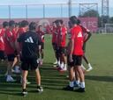 Alexis tuvo su primera práctica en el Sevilla y pasó esto: ¡qué bienvenida!