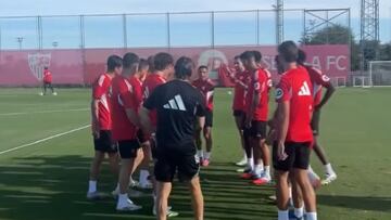 Alexis tuvo su primera práctica en el Sevilla y pasó esto: ¡qué bienvenida!
