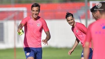 Trejo sonríe durante un entrenamiento del Rayo.