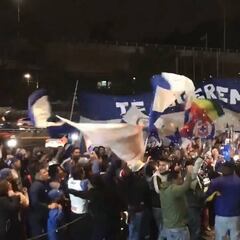 ¡Serenata espectacular! Afición celeste celebra a Cruz Azul en su hotel