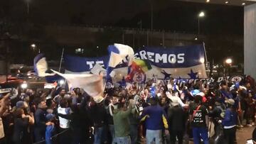 Los seguidores de La Máquina alentaron a sus jugadores en las puertas de su hotel de concentración, una noche antes de la esperada final ante América.