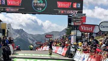 Annemiek Van Vleuten celebra su triunfo en La Course en la cima del Izoard.