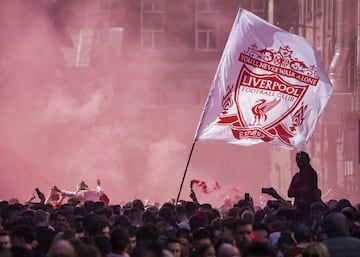 La hora del partido se va acercando y la hinchada del Liverpool cada vez más abundante. 