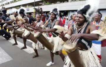 Baile tradicional en el aeropuerto de Nairobi para recibir a los atletas que han conseguido que Kenia encabezara el medallero en el Mundial de atletismo de Pekín.