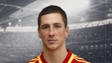 Torres posa con el balón del torneo.