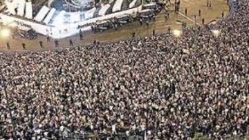<b>SE TIRARON A LA CALLE.</b> Unos 600.000 madridistas se dieron cita en la Plaza de la Cibeles para festejar el trigésimo título de Liga.