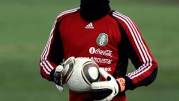 LLEGÓ EL FRÍO. La bajada generalizada de las temperaturas en Sudáfrica, donde el día 21 entra el invierno, se ha notado sobre todo en Johanesburgo. En la foto el portero mexicano Guillermo Ochoa se ejercita tapado hasta las cejas.