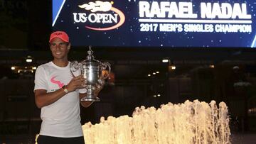 Rafael Nadal posa con el trofeo de ganador del torneo individual masculino del US Open 2017.