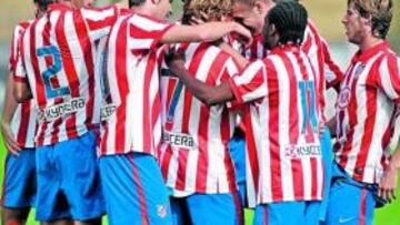 <b>BLOQUE. </b>Los jugadores del filial celebran uno de los 25 goles conseguidos.