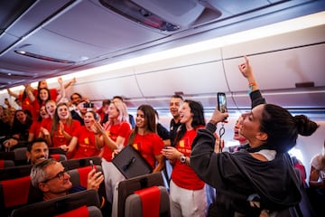 La selección española está volando a España tras conseguir el primer Mundial del Fútbol Femenino. La fiesta de las campeonas continúa a bordo del avión. 

 