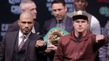 Miguel Cotto y Sa&uacute;l Canelo &Aacute;lvarez, durante la conferencia de prensa previa.