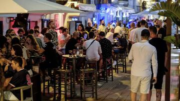 GRAF2312. IBIZA, 16/08/2020.- Ambiente de la pasada noche en un local nocturno del Puerto de Ibiza y el barrio de La Marina. Todas las comunidades, a excepci&oacute;n de La Rioja, har&aacute;n efectivo a lo largo de la pr&oacute;xima semana el cierre del 