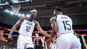 Myles Turner y Kemba Walker celebran una acci&oacute;n durante el partido contra Jap&oacute;n.