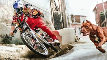 Fabio Wibmer a toda velocidad en MTB con un perro persigui&eacute;ndole por las calles de Valpara&iacute;so (Chile), en 2023. 