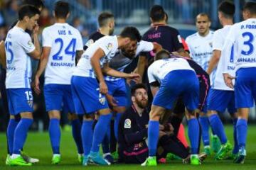 Lionel Messi surrounded by Málaga players.