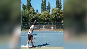 Inédito saque: ¿Se podría hacer en un partido oficial de tenis?