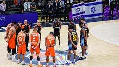 Los jugadores del Valencia y el Maccabi Tel Aviv guardan un minuto por el ataque terrorista de Hamas.