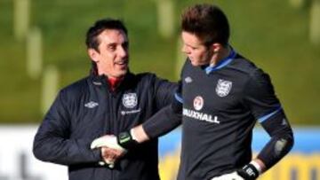 Gary Neville estrecha la mano al portero ingl&eacute;s Jack Butland durante una sesi&oacute;n de entrenamiento en St. George&#039;s Park el 4 de febrero de 2013. 
 