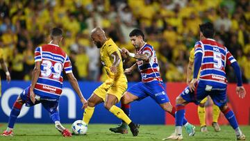 Bucaramanga's midfielder #08 Fabian Hinestroza (2nd L), Fortaleza's defender #39 Gustavo Mancha, Argentine defender #14 Eros Mancuso (2nd R) and Argentine midfielder #05 Guillermo Fernandez fight for the ball during the Copa Libertadores group stage football match between Colombia's Atletico Bucaramanga and Brazil's Fortaleza at the Americo Montanini stadium in Bucaramanga, Colombia, on April 23, 2025. (Photo by RAUL ARBOLEDA / AFP)