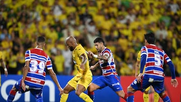 Bucaramanga's midfielder #08 Fabian Hinestroza (2nd L), Fortaleza's defender #39 Gustavo Mancha, Argentine defender #14 Eros Mancuso (2nd R) and Argentine midfielder #05 Guillermo Fernandez fight for the ball during the Copa Libertadores group stage football match between Colombia's Atletico Bucaramanga and Brazil's Fortaleza at the Americo Montanini stadium in Bucaramanga, Colombia, on April 23, 2025. (Photo by RAUL ARBOLEDA / AFP)